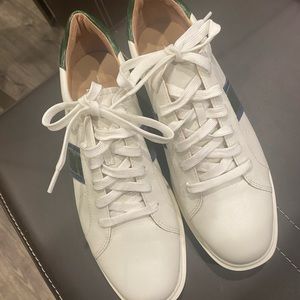 Used sneakers shoes , in a good condition